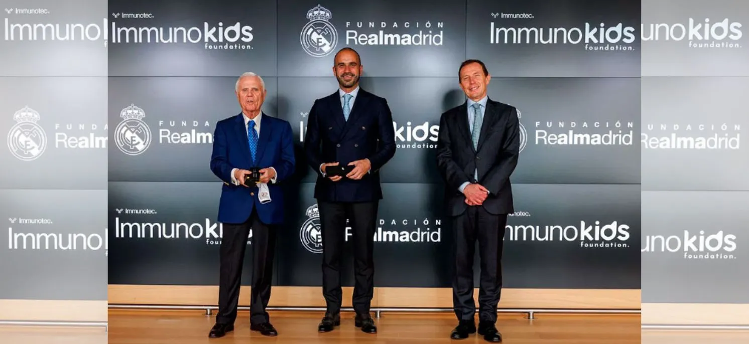 Posado de Enrique Sánchez y Emilio Butragueño de la Fundación Real Madrid junto a Mauricio Domenzain, CEO de Immunotec