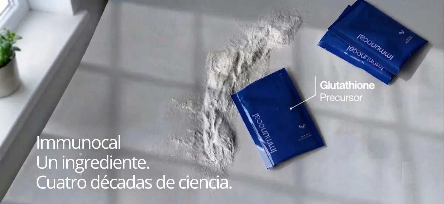 Sobres de Immunocal junto a polvo blanco de suplemento sobre una superficie